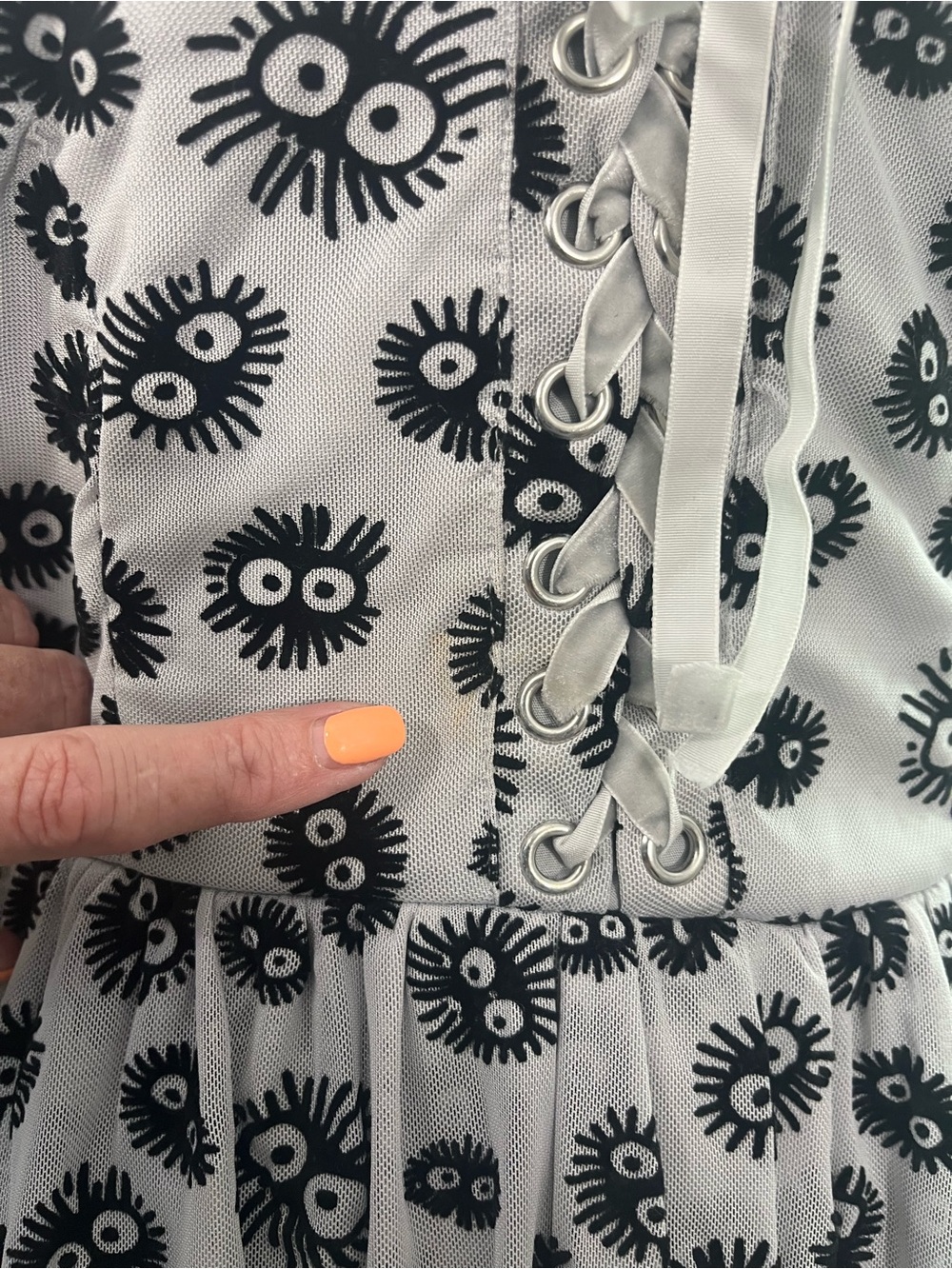 Short Sleeve Tie-Front Mini Dress in Black & White Eye Print spiders - Picture 3 of 11